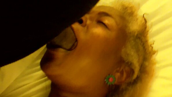 Isoveli kiristää söpöä sisarustaan ja nauttii hänen suustaan