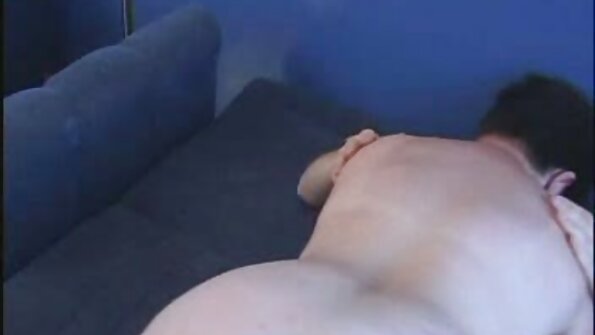 Ruskeaverikkö, jolla on iso pyöreä perse, saa munaa takapuoleensa