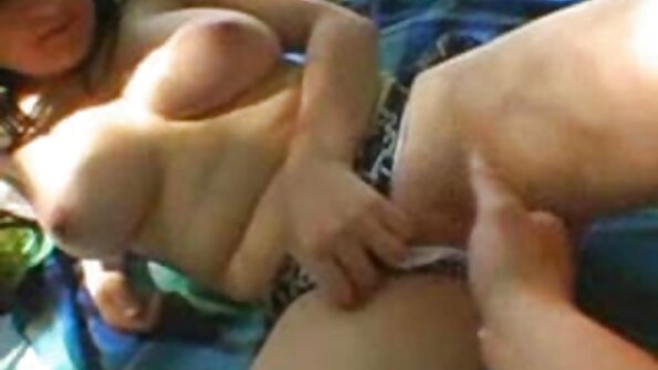 Upealla vauvalla, jolla on öljytty vartalo, on aikavalas