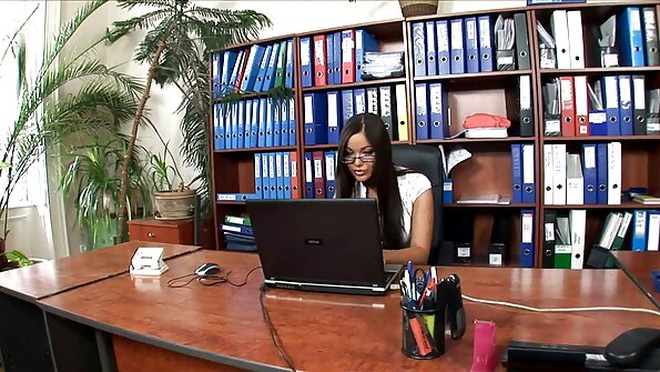 Stud viettää iltapäivän yhdessä kauniin tyttöystävänsä kanssa